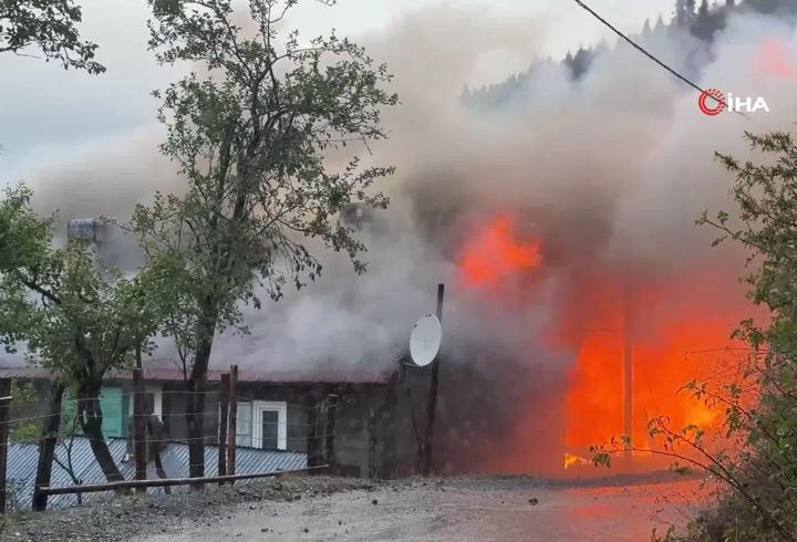 Yer: Kastamonu... Ahşap evdeki yangın 4 eve sıçradı