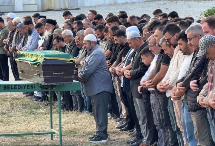 Babadan iki oğluna en zor son görev: Cenaze namazlarını kıldırdı