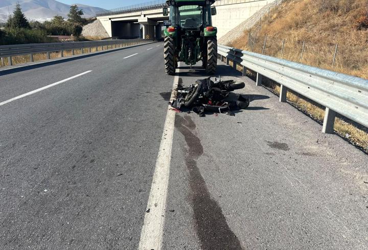 Niğde’de motosiklet traktöre çarptı: 2 yaralı