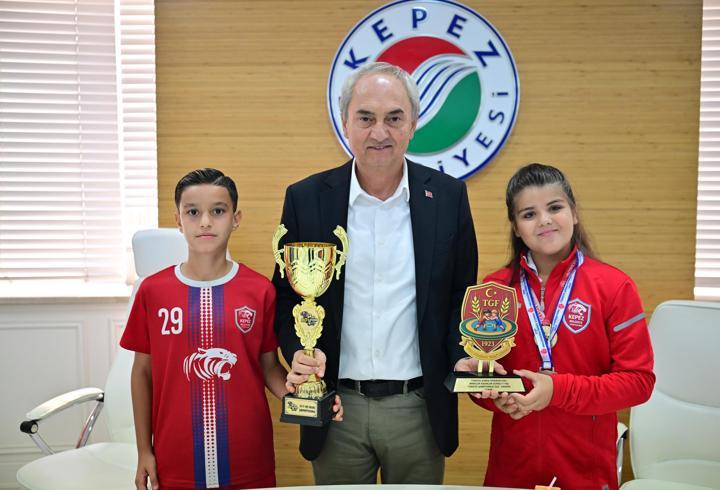 Kepez'in genç şampiyonları Başkan Kocagöz'ü ziyaret etti