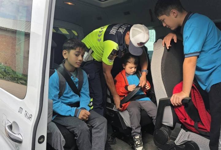 Merzifon’da jandarma ekipleri okul servis araçlarını denetledi