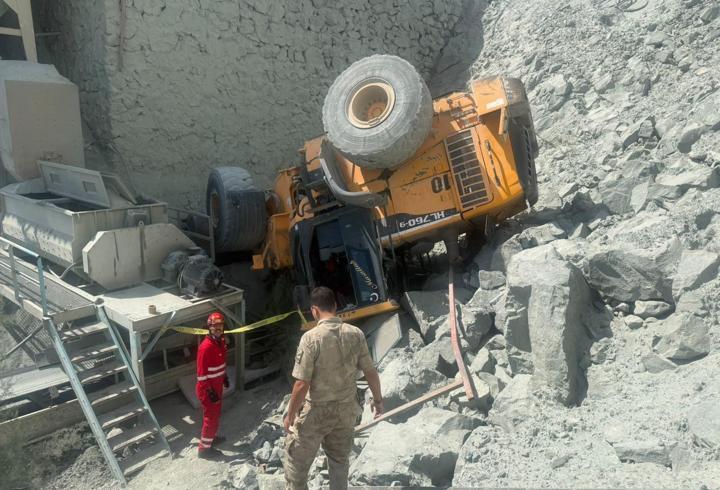 Taş ocağında devrilen iş makinesinin operatörü öldü