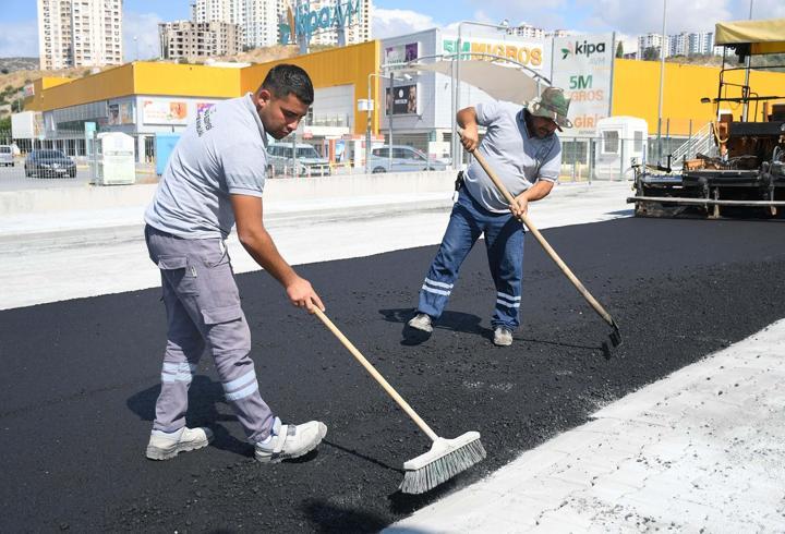 Değirmendere Mahallesi'nde belediyeden asfalt mesaisi