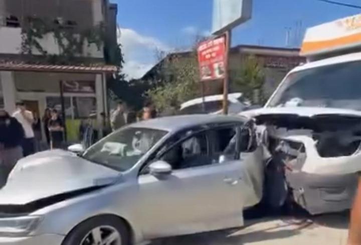 Kamyonetin, otomobile çarptığı kaza kamerada; 2 yaralı