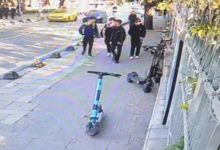 Üsküdar'da otomobile çarptıktan sonra kaldırıma çıkan araç öğrencilere çarptı: 4 yaralı