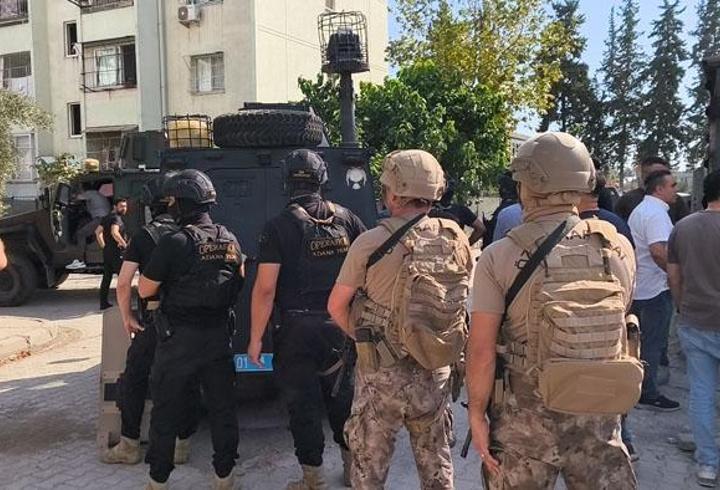Özel harekat devreye girdi! El bombasıyla kendini eve kilitledi