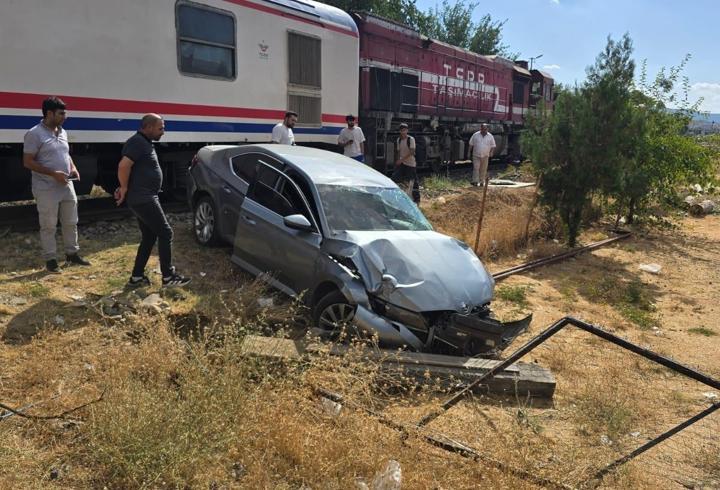 Tren, hemzemin geçitte otomobile çarptı: 1 yaralı