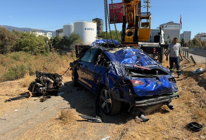 İzmir'de otomobil şarampole yuvarlandı: 1 ölü, 2 yaralı