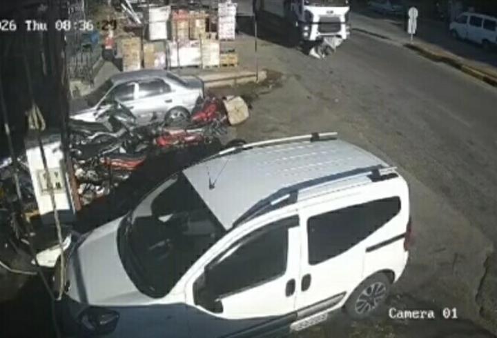 Çöp kamyonunun altında kalan hurda toplayıcısı hayatını kaybetti; kaza kamerada