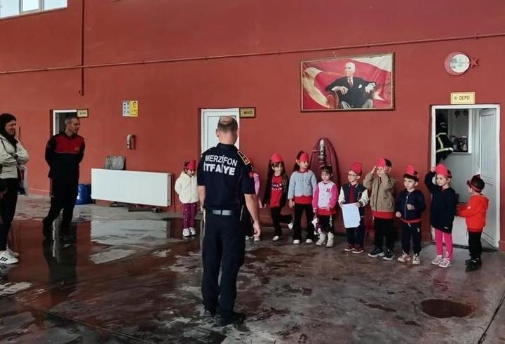 Merzifon’da minik öğrencilere itfaiyecilik anlatıldı