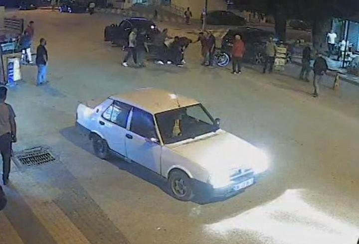 Laf atma tartışmasında tekme- yumruk dövüldü; o anlar kamerada