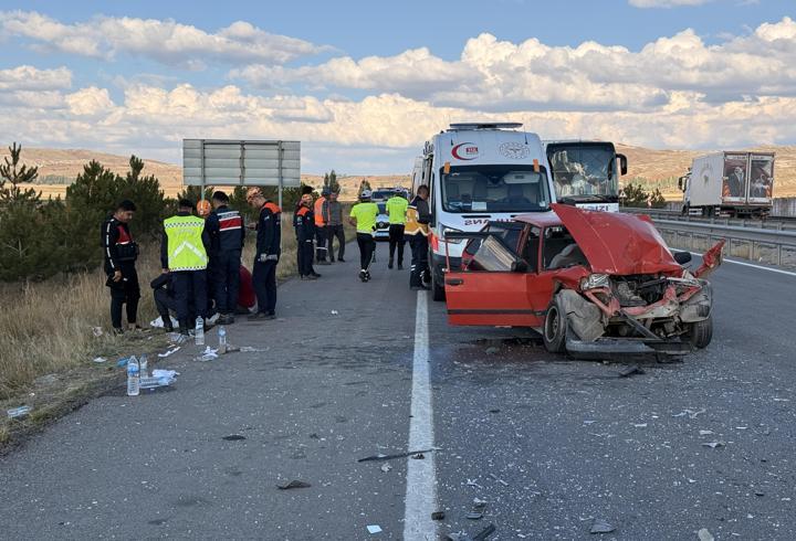 Otomobil TIR'a arkadan çarptı: 2’si çocuk 6 yaralı
