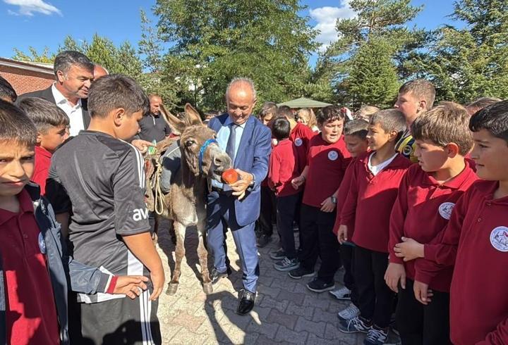 Eşekle Türkiye’yi geziyor, köy çocuklarına kitap ve kırtasiye dağıtıyor