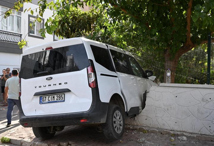 Hafif ticari araç apartman duvarına çarptı