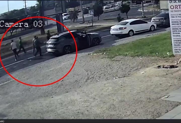 Yola saçılan sebze ve meyveleri sürücüler toplayıp kamyonete taşıdı