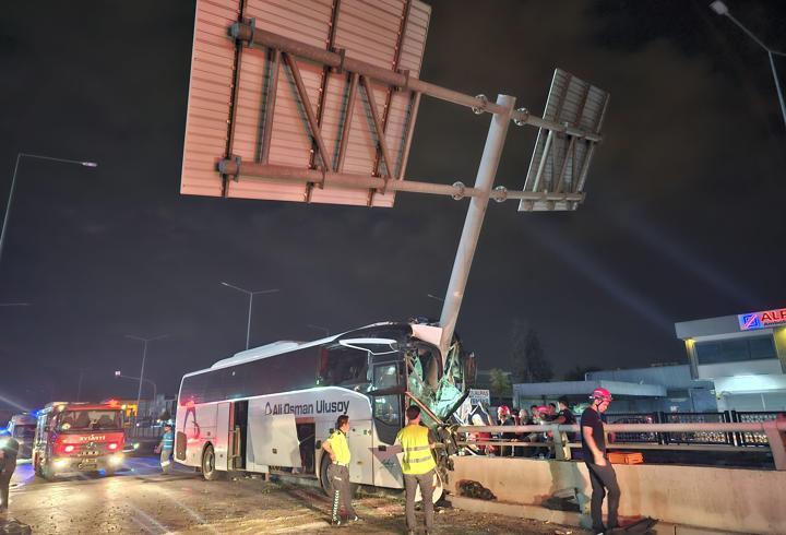 Yolcu otobüsü yön tabelasının direğine çarptı: 11 yaralı