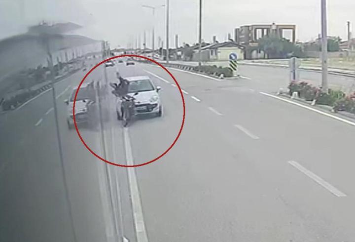 Motosikletli havaya fırladı
