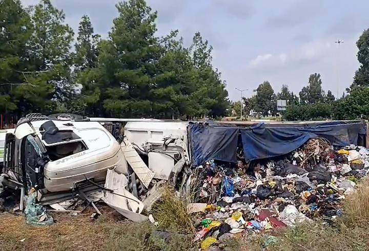 Devrilen TIR'ın şoförü yaralandı