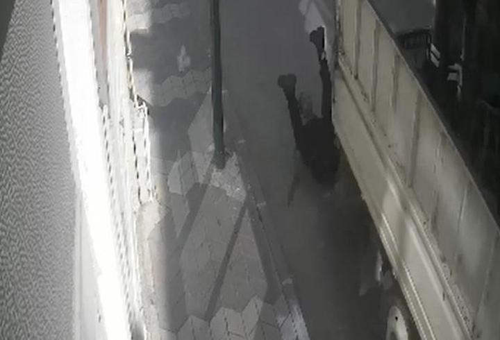 Hareket halindeki kamyonetin kasasından düştü; kaza kamerada
