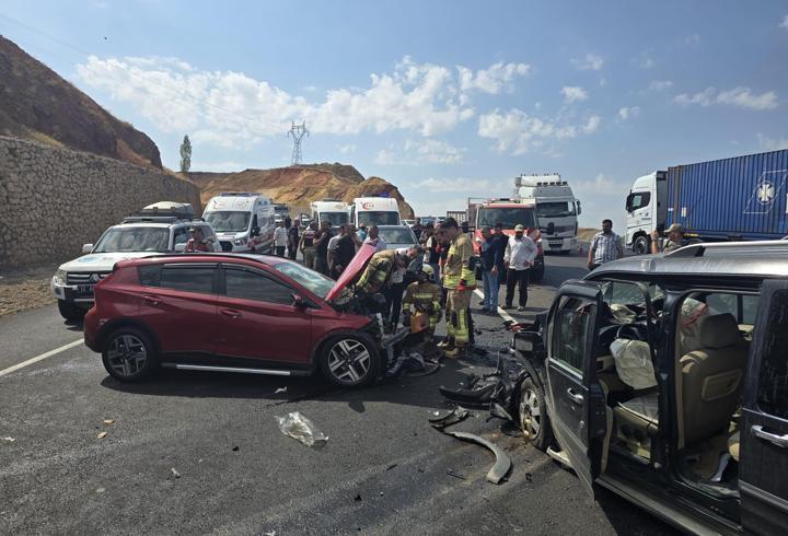 Bingöl’de hafif ticari araç ile otomobil çarpıştı: 6 yaralı