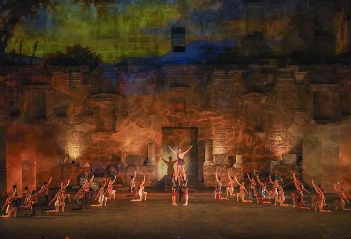 Aspendos'ta perde kapandı