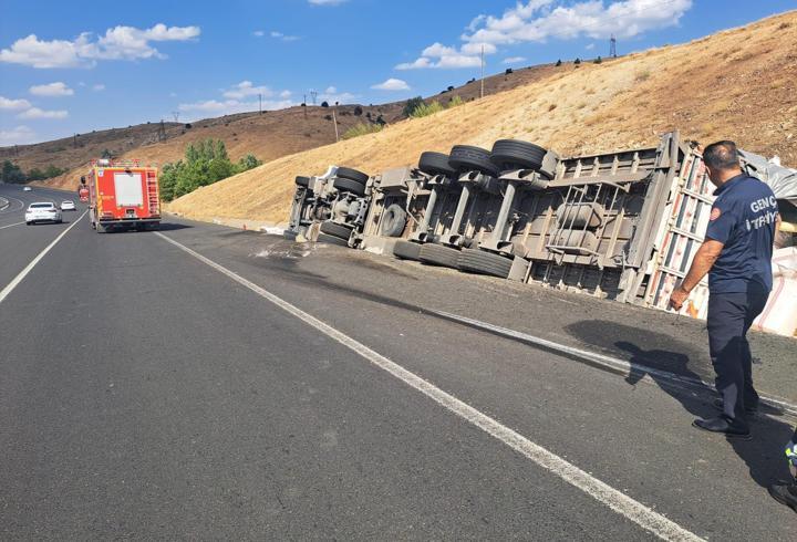 Devrilen saman yüklü TIR’da yangın çıktı