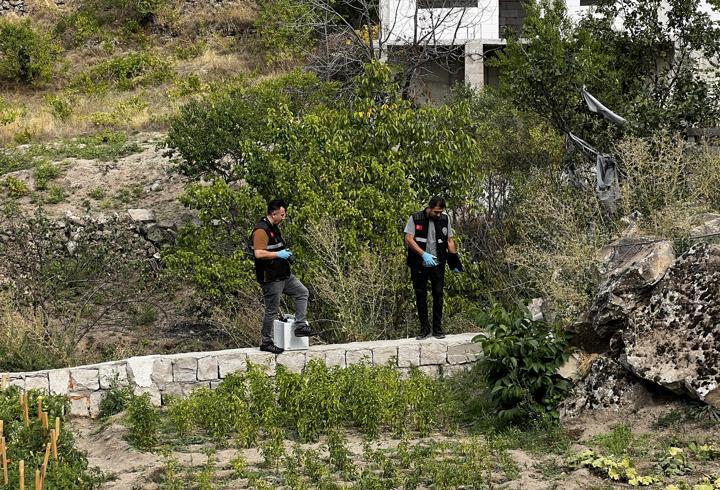 Babasının kucağındayken üzerine kaya parçası düşen çocuk, ağır yaralandı