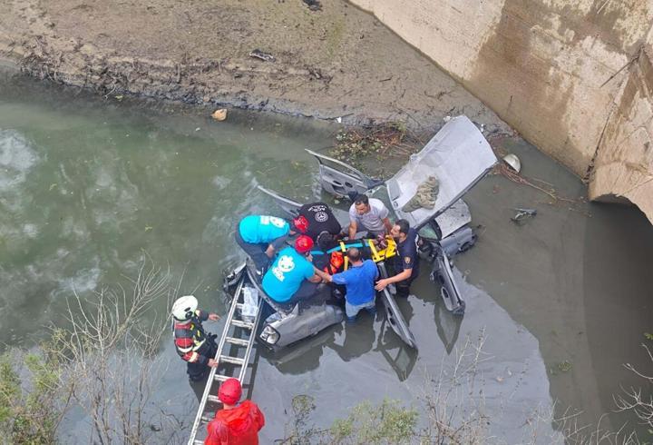 Otomobil, su tahliye kanalına uçtu: 2 yaralı