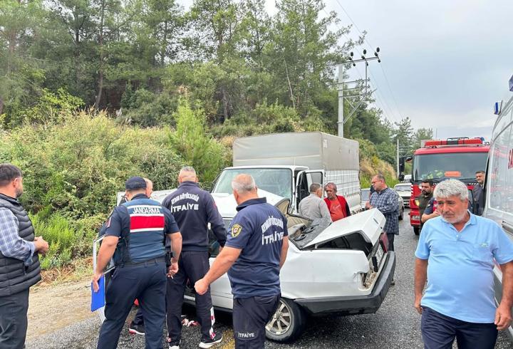 Kamyonet ile otomobil çarpıştı: 1 ölü, 2 yaralı