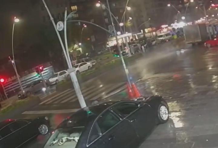 Esenler’de kayganlaşan yolda sürüklenen motosikletin kamyona çarptığı kaza kamerada