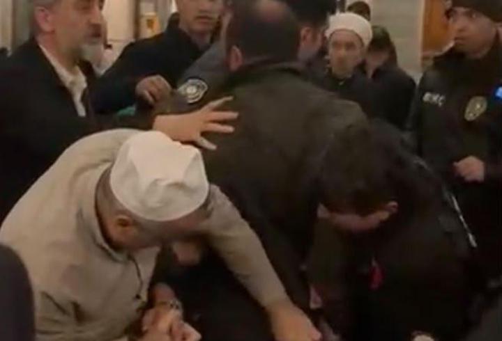 Eyüpsultan Camii’nde çıkan kavgada silahla havaya ateş açan şüpheli yakalandı