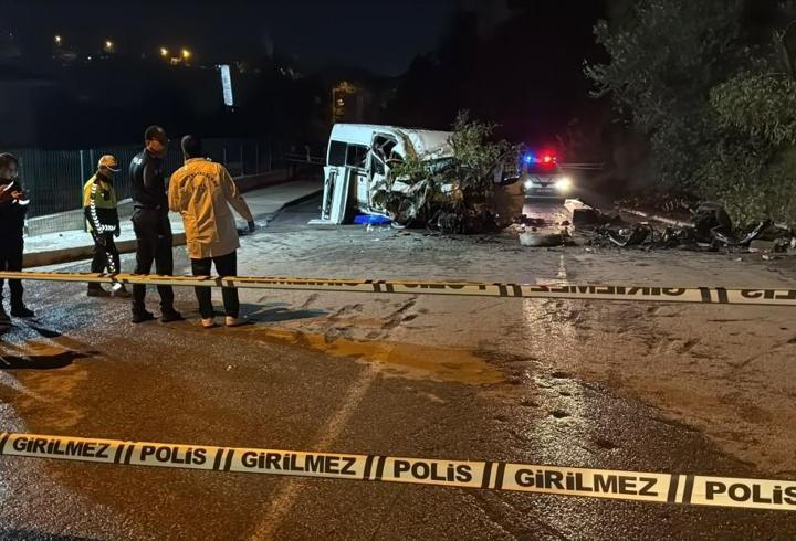 Minibüs trafik tabelası, elektrik direği ve ağaca çarptı: 6 yaralı