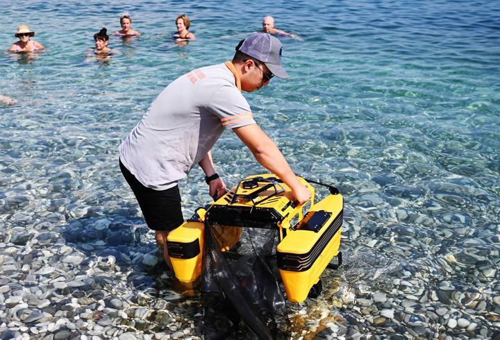 Kemer koylarında 'Çöp Kapar' ile temizlik