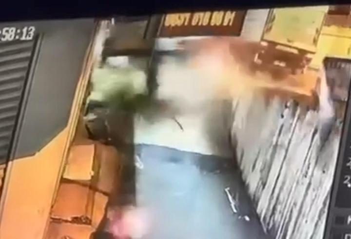 Beylikdüzü'nde otomobilin iş yeri duvarına çarptığı kaza kamerada: 1 ağır yaralı