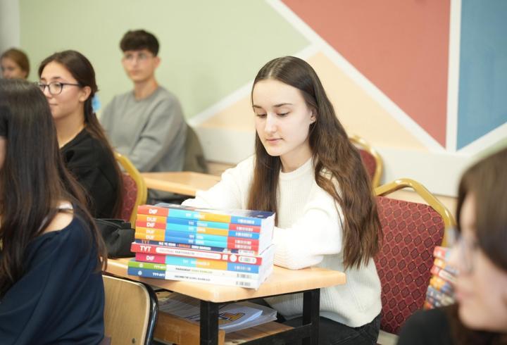 Yenişehir’de üniversite adaylarına 3 bin kitap desteği