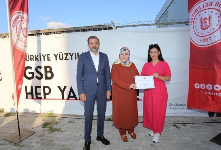Gürsu’da yüzme öğrenen kadınlara sertifikaları verildi