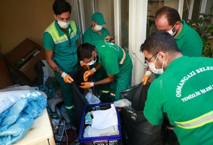 Kötü koku yayılan evden 2 kamyon çöp çıktı