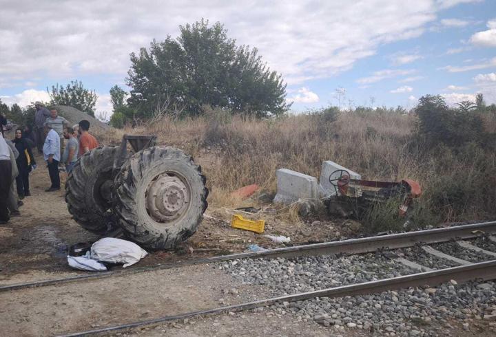Yük treni, traktöre çarptı; işitme engelli sürücü yaralandı