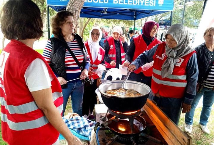 Gelibolu'da Kızılay tarafından kermes düzenlendi