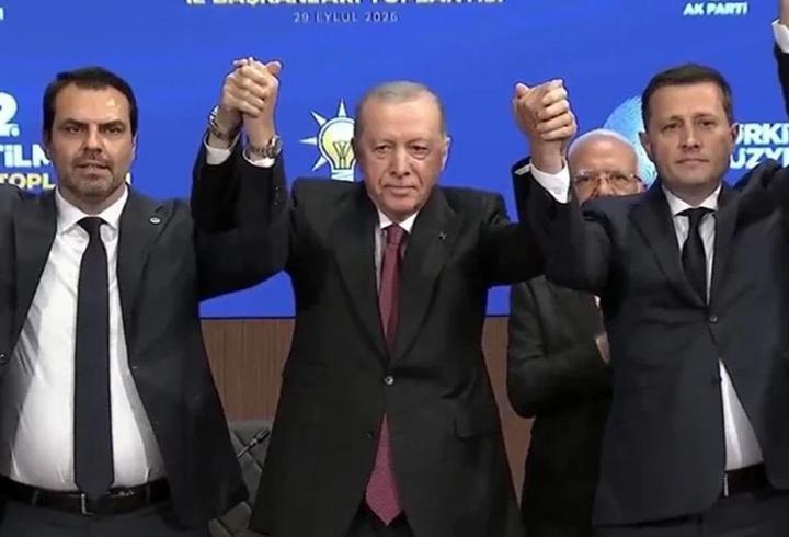 SON DAKİKA | 9 belediye başkanı daha AK Parti saflarında: Erdoğan rozetlerini taktı
