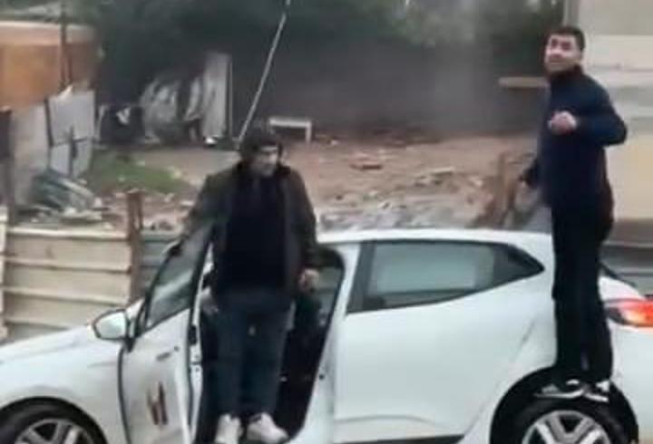 Sultanbeyli'de otomobil yağmur sonrası bir bölümü çöken yolda mahsur kaldı