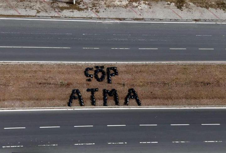 Belediye personeli topladığı çöplerden 'çöp atma' yazdı