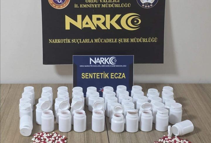 Otomobilde 3 bin 64 uyuşturucu hap ele geçirildi: 2 tutuklama