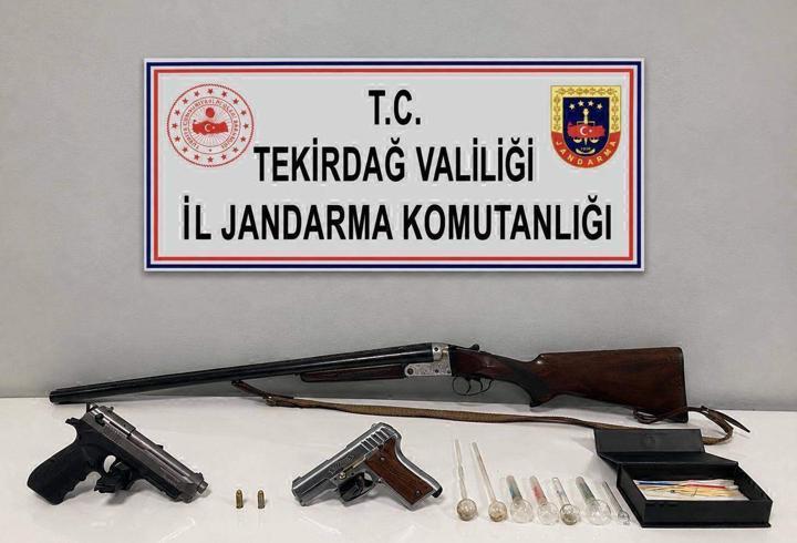 Evinde ruhsatsız silahlar ele geçen şüpheli gözaltında