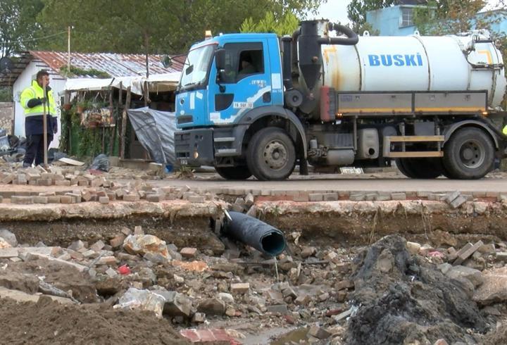 Bursa Mudanya'da sağanakta su basan evlerde temizlik ve hasar tespit çalışmaları sürüyor