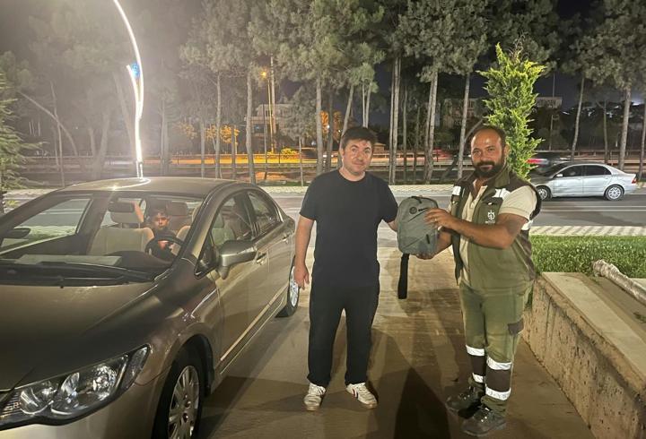 Temizlik işçisi, bulduğu içinde 400 bin liralık 6 bilezik olan çantayı sahibine ulaştırdı