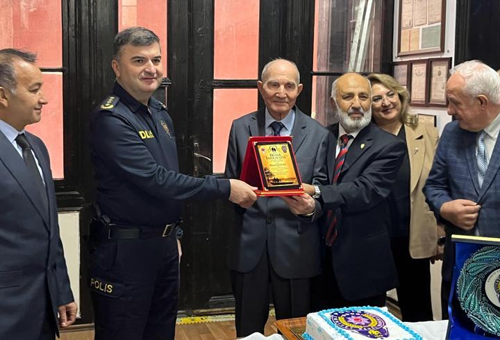 Edirne’de 93 yaşındaki en yaşlı emekli polise plaket