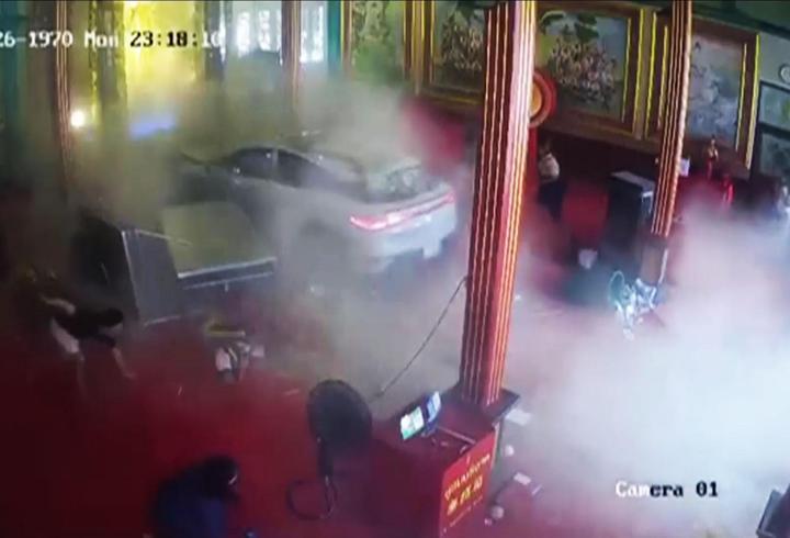 Tapınağa otomobille daldı! İbadet edenlerin arasına girdi