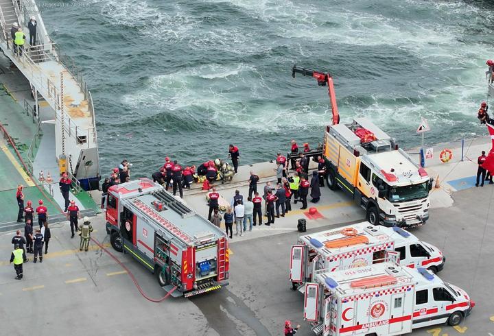 İzmir'de arabalı yolcu gemisinde yangın tatbikatı