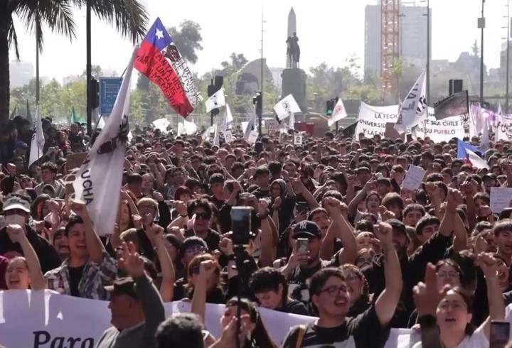 “Eğitimden bir peso bile eksilmesin” | Şili’de sokaklar karıştı!